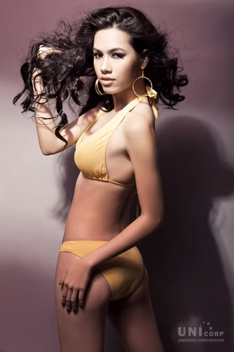 Vũ Hoàng My sẽ đại diện Việt Nam tại Miss Universe - cuộc thi có xu hướng cổ vũ những vẻ đẹp nóng bỏng vào tháng 8/2011. >>Nhà của Á hậu Hoàng My bỏ hoang, ngập lá vàng, treo biển 'cho thuê'