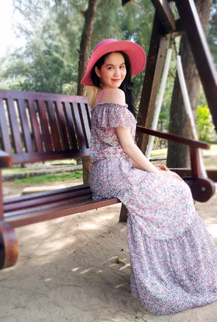 Thay liền 2 bộ đầm hoa, người đẹp thả bộ trên bờ biển khoe nụ cười quyến rũ.