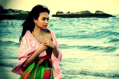 Hình ảnh Ngọc Diệp trầm tư trước biển trên phim trường "Giữa hai thế giới" quay vào tháng 7/2011.