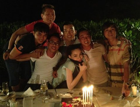 Nhân dịp sinh nhật Quốc Cường, Hà Hồ đã mua tặng chồng chiếc bánh kem cực đẹp kèm lời chúc ngọt ngào "Happy birthday chồng yêu". (ảnh facebook Hồ Ngọc Hà) Nhân dịp sinh nhật Quốc Cường, Hà Hồ đã mua tặng chồng chiếc bánh kem cực đẹp kèm lời chúc ngọt ngào "Happy birthday chồng yêu". (ảnh facebook Hồ Ngọc Hà)