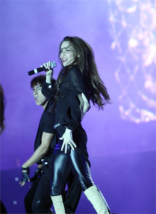 Bạn đời của đại gia Cường 'đô la' buộc túm vạt áo choàng dài chấm đất để tiện hòa mình vào những điệu nhảy sôi động, cuồng nhiệt. (ảnh Zing) Bạn đời của đại gia Cường 'đô la' buộc túm vạt áo choàng dài chấm đất để tiện hòa mình vào những điệu nhảy sôi động, cuồng nhiệt. (ảnh Zing)