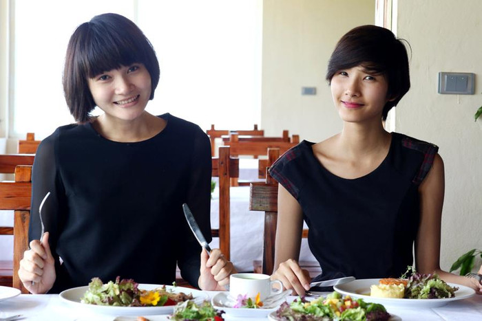Thùy Trang và Hoàng Thùy vui vẻ và thảnh thơi tạo dáng trước ống kính. Thùy Trang và Hoàng Thùy vui vẻ và thảnh thơi tạo dáng trước ống kính.