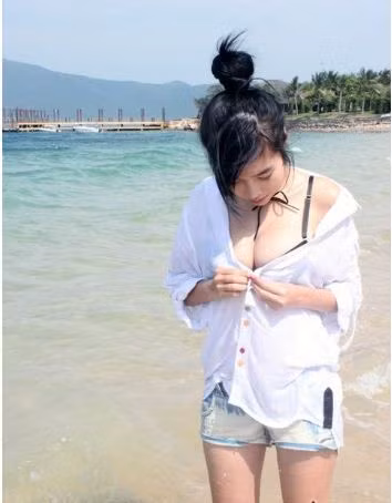 Elly Trần sở hữu nhiều bức hình ấn tượng trên biển. Elly Trần sở hữu nhiều bức hình ấn tượng trên biển.