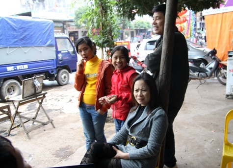 Những ngày này, phiên xét xử Lê Văn Luyện đã trở thành chủ đề chính trong câu chuyện của người dân phố Sàn (Lục Nam, Bắc Giang) (Ảnh: Nam Phong)