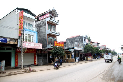 Kể từ khi xảy ra vụ thảm sát cướp vàng, hầu như ai đi qua phố Sàn đều chú ý vào tiệm vàng Ngọc Bích này (Ảnh: Nam Phong)