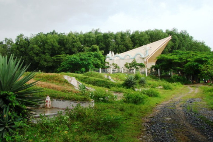 Khu lăng mộ của đại gia Hứa Bổn Hỏa còn đặt ra nhiều nghi vấn, chưa ai biết chính xác nơi yên nghỉ của ông. Có tin đồn hài cốt của Hứa Bổn Hỏa đã được đưa về quê gốc của ông tại Phúc Kiến (Trung Quốc)
