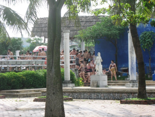 Các bể bơi luôn chật kín người Các bể bơi luôn chật kín người