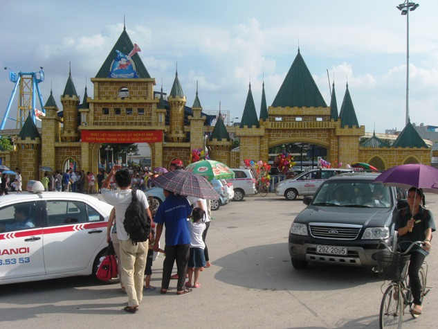 Hàng nghìn du khách tìm đến công viên nước Hồ Tây để "giái cái nắng" trong ngày lễ độc lập Hàng nghìn du khách tìm đến công viên nước Hồ Tây để "giái cái nắng" trong ngày lễ độc lập