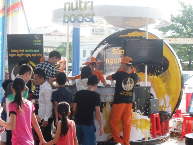 Các nhãn hàng tranh thủ quảng cáo sản phẩm Các nhãn hàng tranh thủ quảng cáo sản phẩm