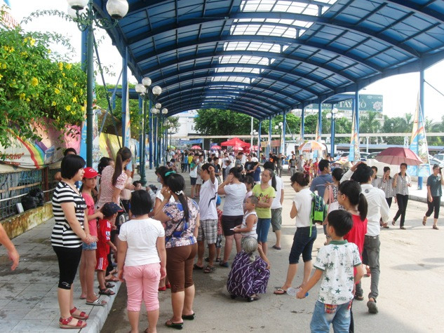 Khách đến công viên nước Hồ Tây dịp nghỉ lễ quốc khánh là các gia đình có em nhỏ Khách đến công viên nước Hồ Tây dịp nghỉ lễ quốc khánh là các gia đình có em nhỏ