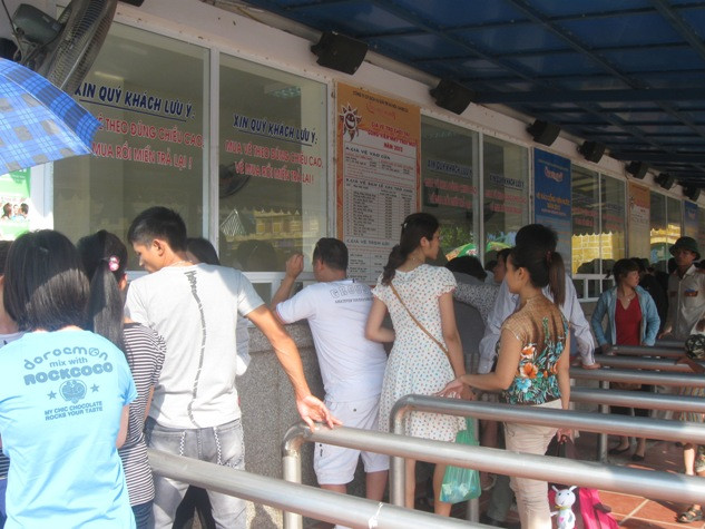 Cửa hàng bán vé luôn chật cứng người Cửa hàng bán vé luôn chật cứng người