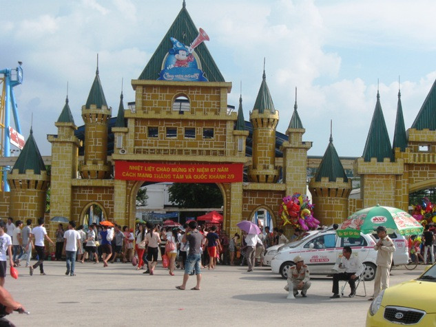 Công viên nước Hồ Tây dịp nghỉ lễ quốc khánh năm nay thu hút đông đảo khách du lịch. Đặc biệt là vào buổi chiều, thời tiết nắng nóng lượng người dồn về mỗi lúc một đông. Ghi nhận của PV Báo điện tử GDVN vào chiều ngày 2/9/2012 Công viên nước Hồ Tây dịp nghỉ lễ quốc khánh năm nay thu hút đông đảo khách du lịch. Đặc biệt là vào buổi chiều, thời tiết nắng nóng lượng người dồn về mỗi lúc một đông. Ghi nhận của PV Báo điện tử GDVN vào chiều ngày 2/9/2012