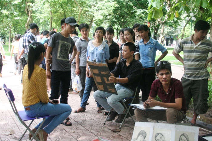 Nhiều bạn trẻ tranh thủ ký họa những bức chân dung trong một ngày đặc biệt Nhiều bạn trẻ tranh thủ ký họa những bức chân dung trong một ngày đặc biệt