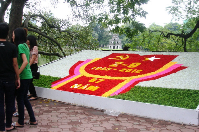 Lãng hoa trước tượng đài Lý Thái Tổ Lãng hoa trước tượng đài Lý Thái Tổ