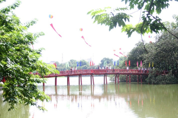 Hàng nghìn người đổ về Hồ Hoàn Kiếm trong dịp lễ nghỉ quốc khánh, cầu Thê Húc, Đền Ngọc Sơn, Tháp Bút... thu hút du khách thăm quan nhiều nhất Hàng nghìn người đổ về Hồ Hoàn Kiếm trong dịp lễ nghỉ quốc khánh, cầu Thê Húc, Đền Ngọc Sơn, Tháp Bút... thu hút du khách thăm quan nhiều nhất