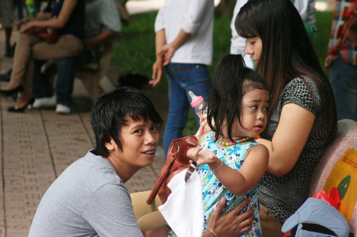 Nhiều gia đình đế thăm quan ngắm cảnh Hồ Hoàn Kiếm Nhiều gia đình đế thăm quan ngắm cảnh Hồ Hoàn Kiếm