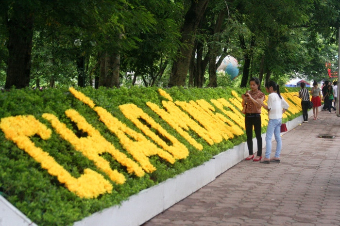 Dòng chữ được trang trí bằng đóa cúc vàng: "Chào mừng 67 năm ngày quốc khánh 2-9-1945. 2-9-2012" Dòng chữ được trang trí bằng đóa cúc vàng: "Chào mừng 67 năm ngày quốc khánh 2-9-1945. 2-9-2012"