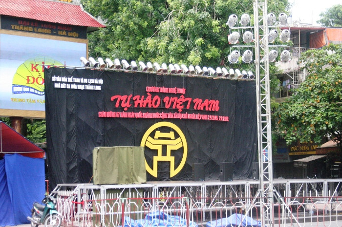 Nhiều chương trình nghệ thuật được diễn ra quanh bờ Hồ Hoàn Kiếm chào mừng 67 năm ngày quốc khánh Nhiều chương trình nghệ thuật được diễn ra quanh bờ Hồ Hoàn Kiếm chào mừng 67 năm ngày quốc khánh