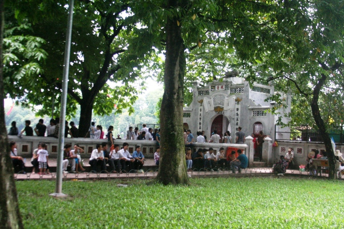 Đền Ngọc Sơn chật kín người Đền Ngọc Sơn chật kín người