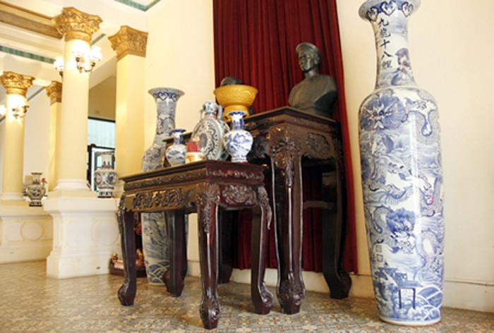 Ngay tại tầng 1 của ngôi biệt thự là phòng thờ của ông bà Hội đồng Trần Trinh Trạch (Cha mẹ đẻ của Công tử Bạc Liêu).