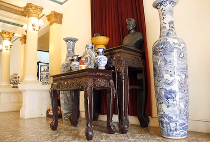 Ngay tại tầng 1 của ngôi biệt thự là phòng thờ của ông bà Hội đồng Trần Trinh Trạch (Cha mẹ đẻ của Công tử Bạc Liêu).