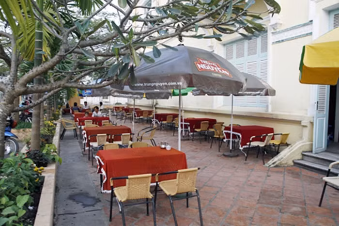 Hành lang ngôi biệt thự giờ trở thành quán cà phê phục vụ du khách tham quan.