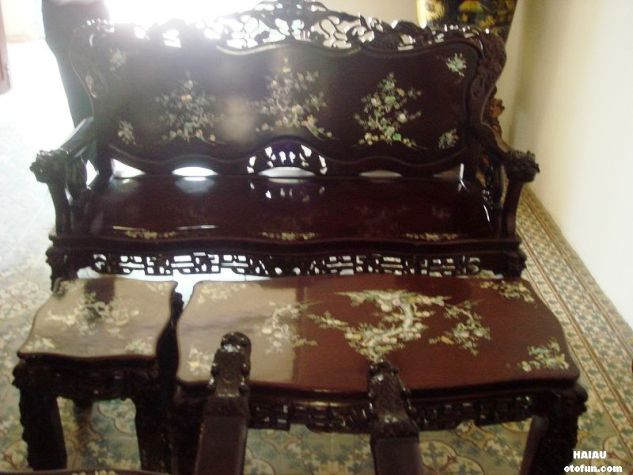 Bộ bàn ghế uống trà, cà phê của gia đình ông Hội đồng.