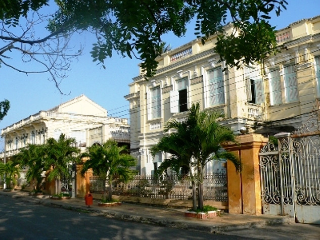 Tòa nhà xây dựng theo lối biệt thự, hiện đã được chuyển sang kinh doanh khách sạn với 10 phòng ngủ.