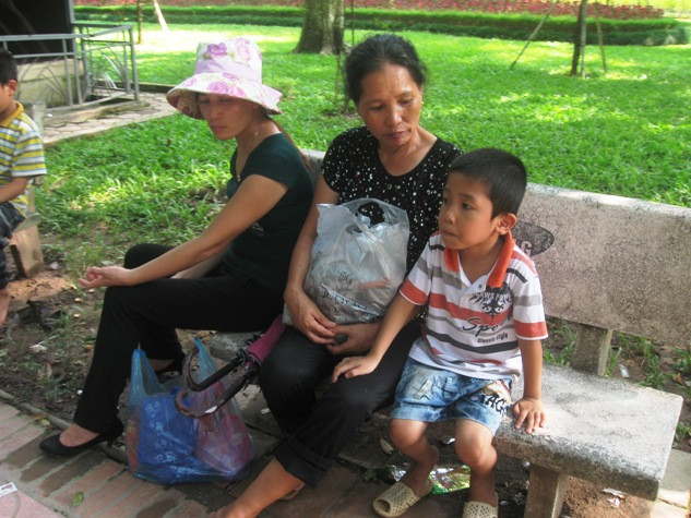 Nhiều gia đình ở xa, các tỉnh ngoài cũng nhân dịp lễ nghỉ quốc khánh đưa các em về chơi tham quan tại công viên Thủ Lệ