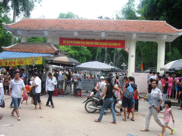 Công viên Thủ Lệ (Hà Nội) trong dịp nghỉ lễ quốc khánh năm luôn chật kín người. Nhiều gia đình có con nhỏ đã trọn nơi đây là điểm đến lý tưởng khi không gian thoáng mát với nhiều trò chơi lý thú