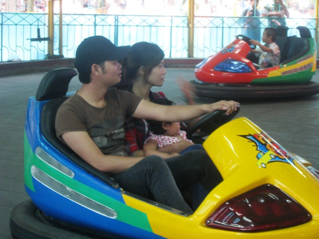 Cả nhà trên chiếc ô-tô