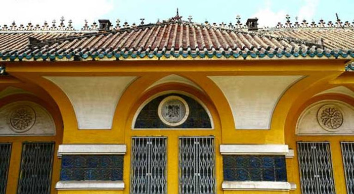 Việc sử dụng mái dốc lợp ngói âm dương mang hơi hướng thời phong kiến