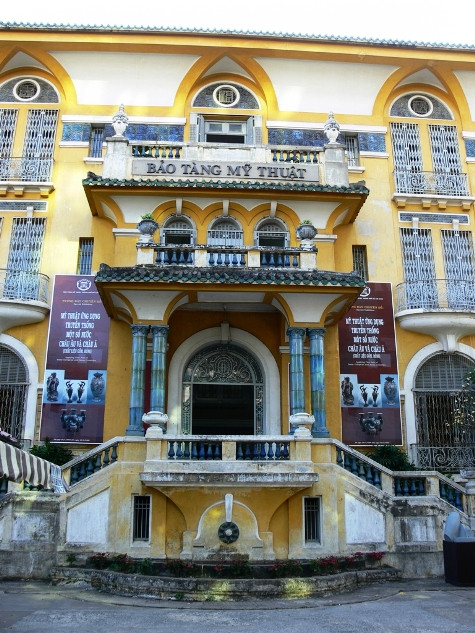 Nhà được xây vào năm 1920, gồm bốn tầng – một trệt, ba lầu, theo phong cách Art Deco rất hiện đại thời đó, ra đời và thịnh hành tại Paris trong những năm 1920. Nhà được xây vào năm 1920, gồm bốn tầng – một trệt, ba lầu, theo phong cách Art Deco rất hiện đại thời đó, ra đời và thịnh hành tại Paris trong những năm 1920.