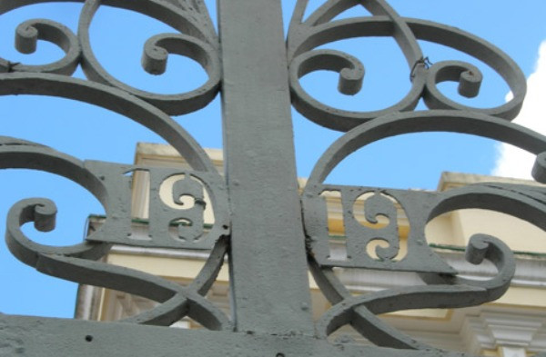 Được xây dựng từ năm 1919, do kĩ sư người Pháp thiết kế, ngôi biệt thự khoát lên mình một vẻ Tây Âu hiện đại và sang trọng.