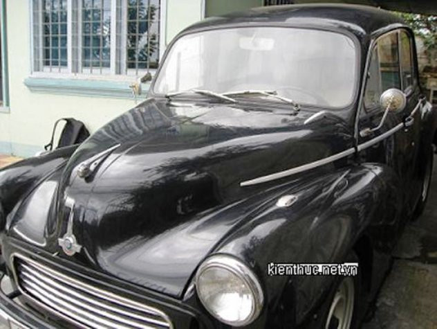 Ford Vedette, một trong hai chiếc xe ô tô đắt giá nhất lúc bấy giờ được Công tử Bạc Liêu mua chỉ với mục đích đi thăm điền, đòi nợ các tỉnh, còn đi chơi ông có chiếc Peugeot thể thao, sản xuất năm 1922. Loại xe đó cả miền Nam khi ấy chỉ có hai chiếc, chiếc kia là của vua Bảo Đại.