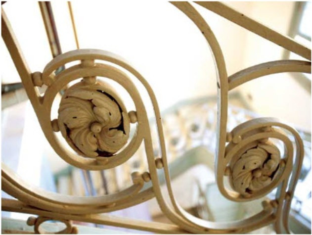 Chi tiết hoa văn tay vịn cầu thang. Chi tiết hoa văn tay vịn cầu thang.