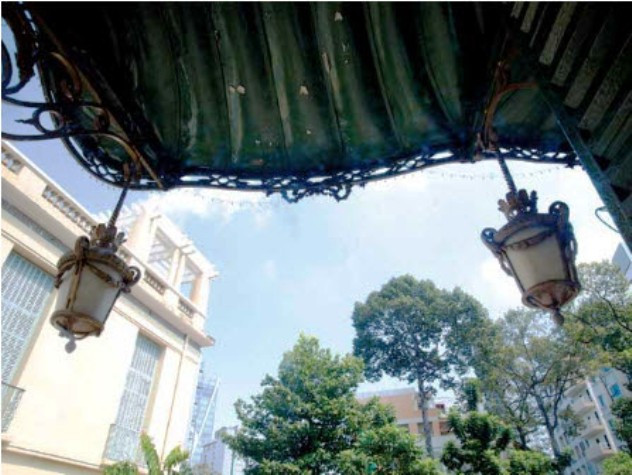 Tòa nhà được thiết kế linh hoạt tận dung ánh sáng tự nhiên, với những “trùng thiềm” rất lớn này nó cho người ta cảm giác sống trong hẻm cao cấp, tĩnh lặng, trốn cái ồn của mặt tiền. Tòa nhà được thiết kế linh hoạt tận dung ánh sáng tự nhiên, với những “trùng thiềm” rất lớn này nó cho người ta cảm giác sống trong hẻm cao cấp, tĩnh lặng, trốn cái ồn của mặt tiền.