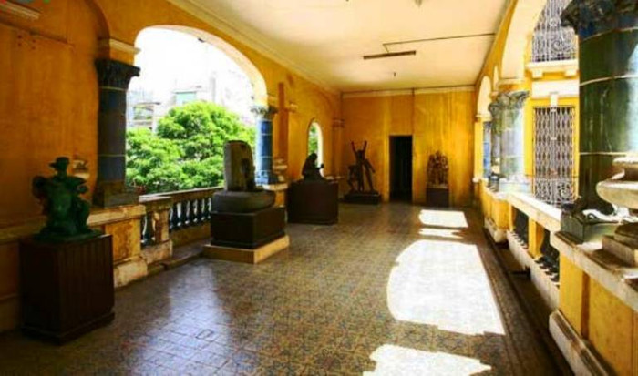 Hành lang ở dãy nhà phía sau.. Không gian rộng rãi này hiện được làm không gian trưng bày các tác phẩm điêu khắc