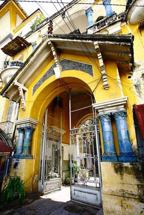 Hai bên trụ cổng sau được thiết kế theo lối cổ điển của phương Tây. Tổng thể công trình là 4 dãy nhà khép kín, liên hoàn bao quanh một khoảng sân trong thoáng đãng.