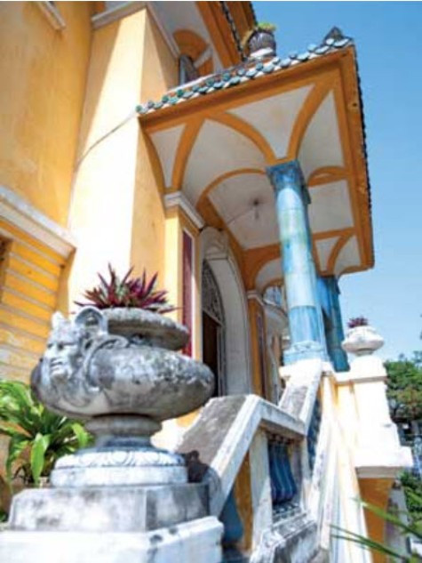 Các họa tiết gốm địa phương được đưa vào ngôi nhà đi chung với những hình khối vòm gothique. Các họa tiết gốm địa phương được đưa vào ngôi nhà đi chung với những hình khối vòm gothique.