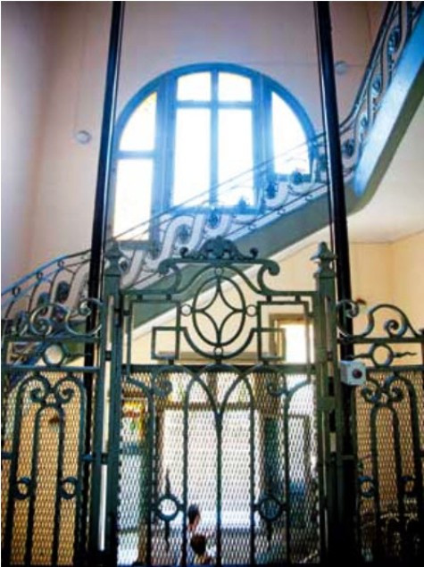 Cầu thang thiết kế hiện đại nhất lúc bây giờ, với cả cầu thang bộ và máy Cầu thang thiết kế hiện đại nhất lúc bây giờ, với cả cầu thang bộ và máy