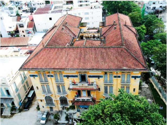 Toàn cảnh tòa nhà là nơi sinh hoạt của ông vua BĐS Sài Gòn Hứa Bổn Hỏa. Người ta có thế nhìn thấy nét “điệp ốc” theo thức trùng thiềm điệp ốc (hiên liền hiên, mái nhấp nhô san sát) của bộ mái nhà này. Toàn cảnh tòa nhà là nơi sinh hoạt của ông vua BĐS Sài Gòn Hứa Bổn Hỏa. Người ta có thế nhìn thấy nét “điệp ốc” theo thức trùng thiềm điệp ốc (hiên liền hiên, mái nhấp nhô san sát) của bộ mái nhà này.