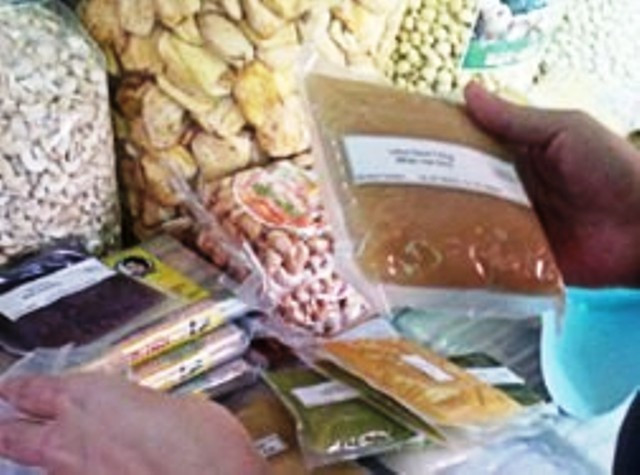 Bánh trung thu và nhân bánh trung thu thật giả lẫn lộn (ảnh nguồn Internet) Bánh trung thu và nhân bánh trung thu thật giả lẫn lộn (ảnh nguồn Internet)