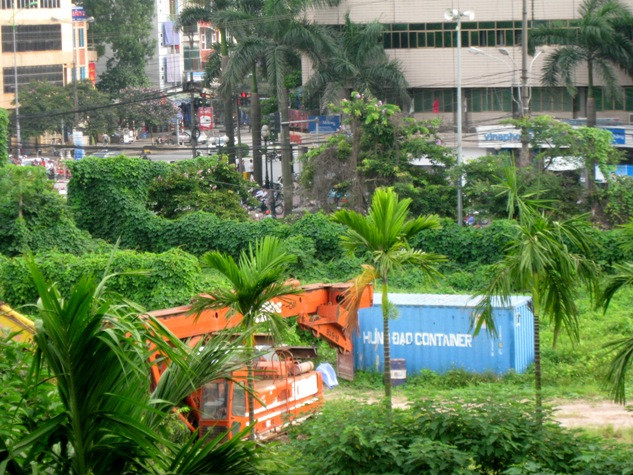 Đủ các loại máy móc từ máy xúc, máy cẩu... nhưng tất cả đã trở thành đống sắt vụn từ lâu Đủ các loại máy móc từ máy xúc, máy cẩu... nhưng tất cả đã trở thành đống sắt vụn từ lâu