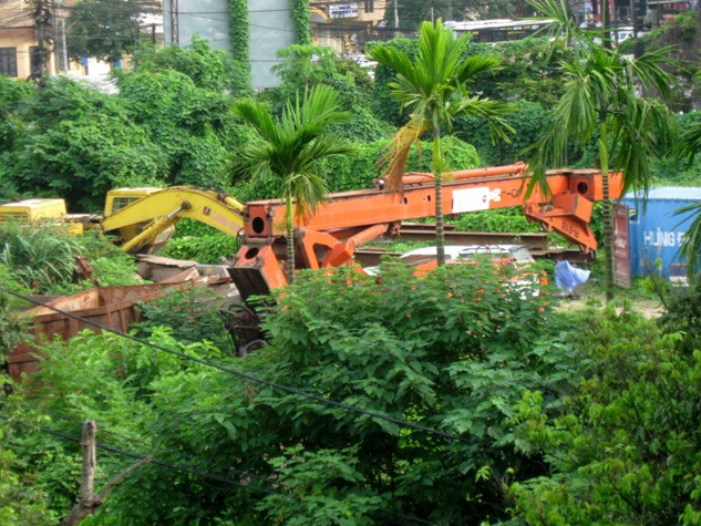 Tuy nhiên, sau 4 năm triển khai xây dựng, đến nay bên trong dự án chỉ là bãi hoang cỏ mọc um tùm cùng đống máy móc đã hoen gỉ. Tuy nhiên, sau 4 năm triển khai xây dựng, đến nay bên trong dự án chỉ là bãi hoang cỏ mọc um tùm cùng đống máy móc đã hoen gỉ.