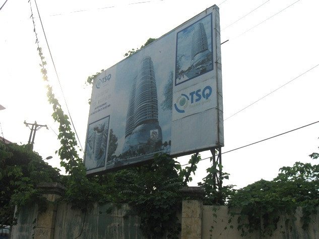 Sau thời gian dài, mảnh đất vàng giữa trung tâm quận Hà Đông vẫn bị bỏ hoang. Trên trang web của chủ đầu tư, thông tin chỉ vẻn vẹn vài dòng thông tin dự án, không có thời gian hoàn thành. Chủ đầu tư này cũng đã gặp rắc rối tại dự án Làng Việt kiều châu Âu với nhiều sai phạm về quy hoạch, tiến độ cũng như mâu thuẫn với khách hàng. Sau thời gian dài, mảnh đất vàng giữa trung tâm quận Hà Đông vẫn bị bỏ hoang. Trên trang web của chủ đầu tư, thông tin chỉ vẻn vẹn vài dòng thông tin dự án, không có thời gian hoàn thành. Chủ đầu tư này cũng đã gặp rắc rối tại dự án Làng Việt kiều châu Âu với nhiều sai phạm về quy hoạch, tiến độ cũng như mâu thuẫn với khách hàng.