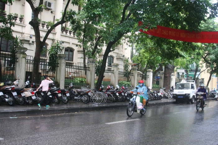 Cơn mưa bất chợt bỗng chốc con phố quanh hồ Hoàn Kiếm vắng người