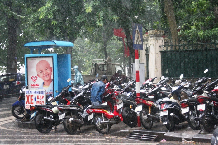 Các điểm trông giữ xe tự phát ăn nên làm ra quan hồ Hoàn Kiếm