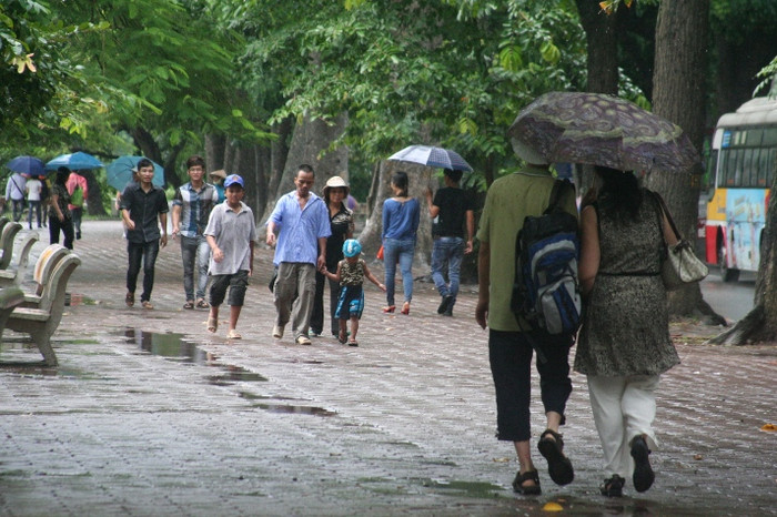 Sau cơn mưa du khách lại tiếp tục hành trình đi du lịch