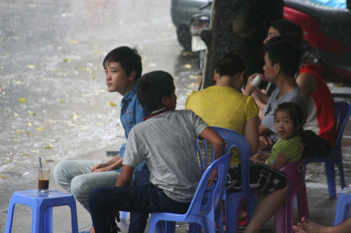 Trú mưa trong các quán nước